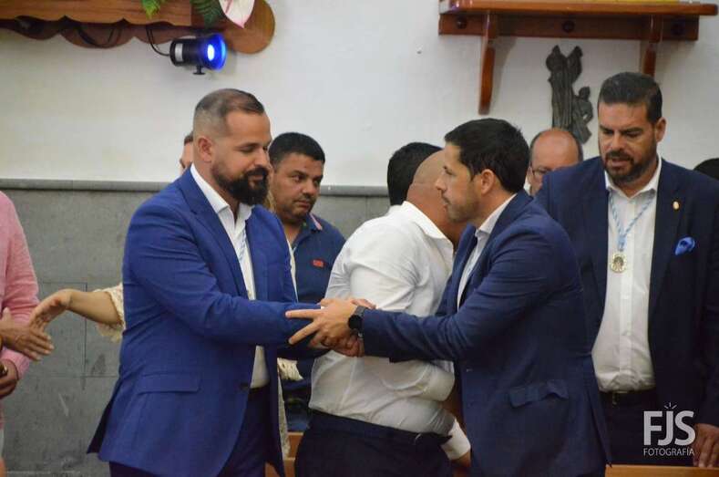 Suárez saluda al concejal Jonay López, este mediodía en el templo de Las Nieves de Lomo Magullo (Foto TA)